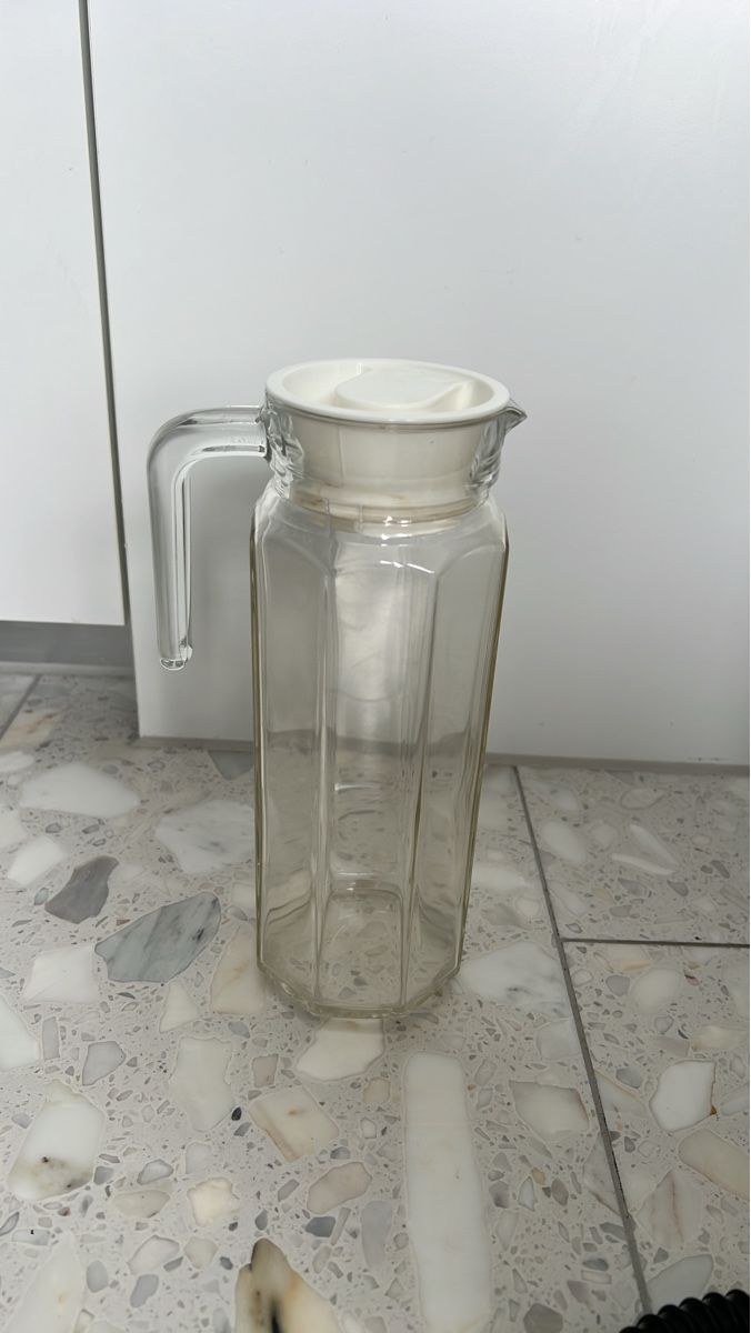 Caraffe: Glaskrug mit weissem Deckel gebraucht – Usato da Luzern venduto da mcaluzern
