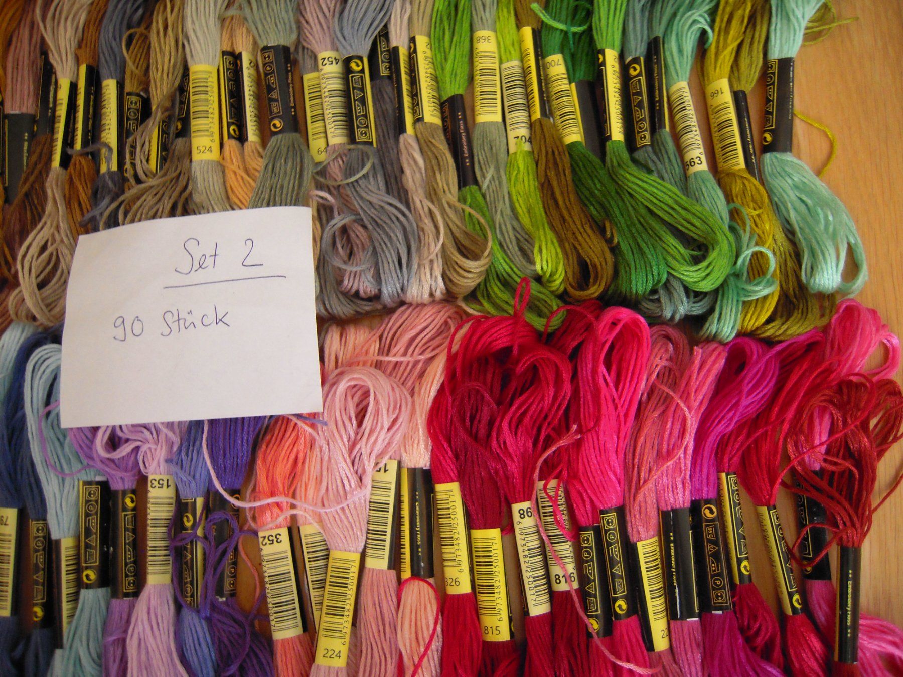 Cordicelle & Fili: 90 Stickfäden Stickgarn (90 verschiedene Farben!) – Nuovo e nell'imballaggio originale da Uzwil venduto da visions77 2