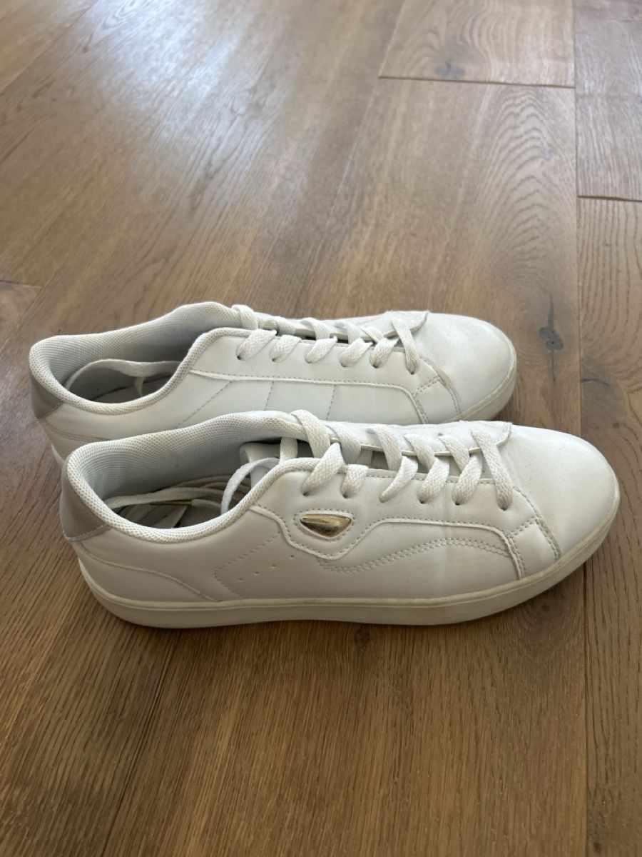 Dosenbach Scarpe da donna: Vty Sneaker weiss Grösse 38 – Usato da Fischbach- Göslikon venduto da Rommel 2