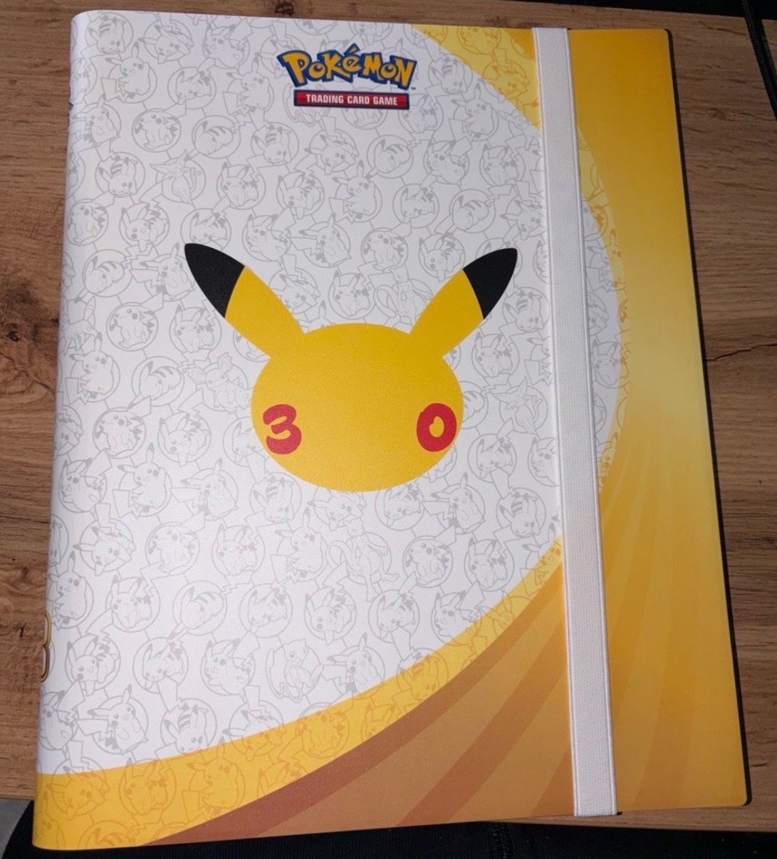 Pokémon Carte collezionabili: Pokémon 30th Celebrations Binder – Nuovo e nell'imballaggio originale da Villars-tiercelin venduto da Reaves