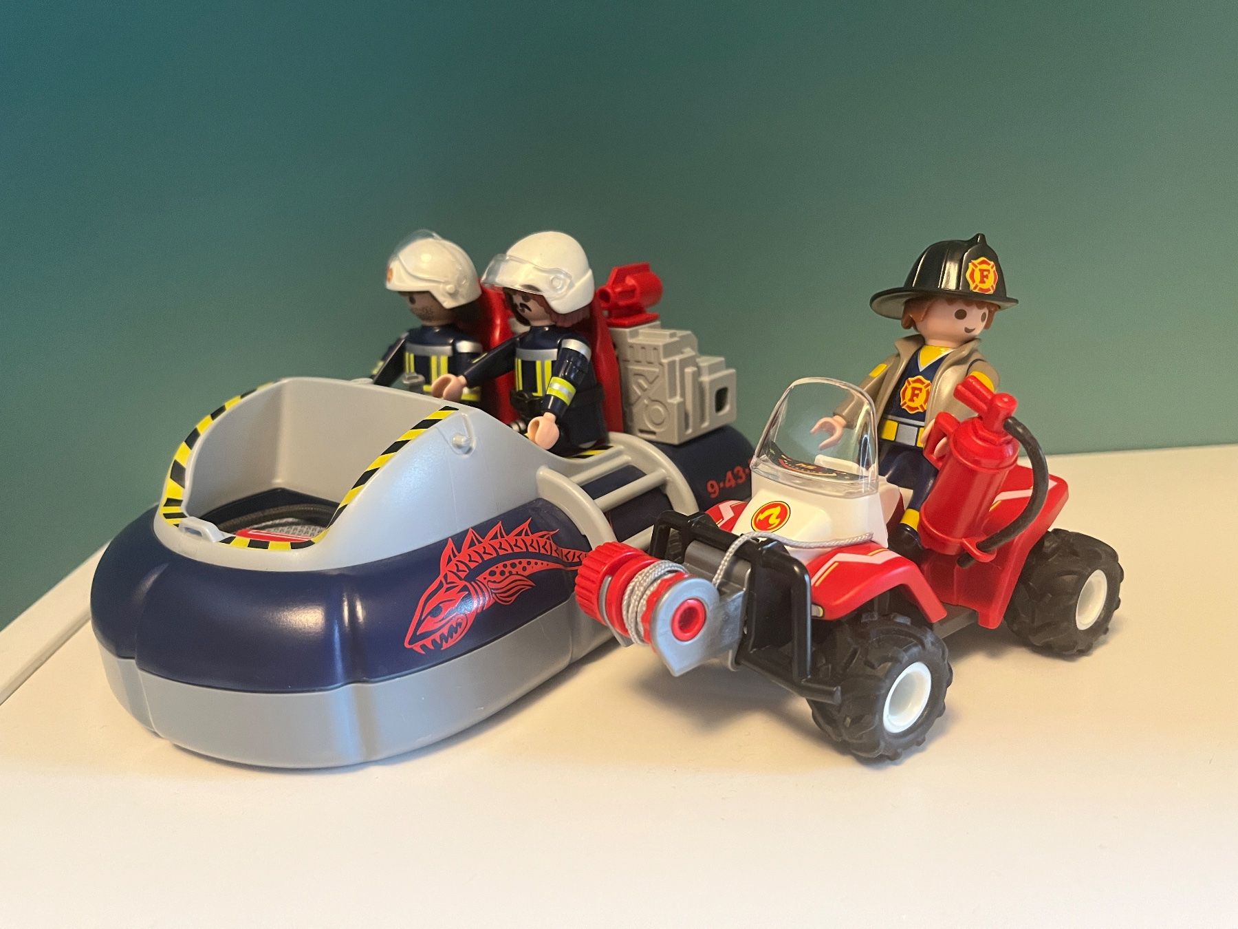 Playmobil Giocattoli: Playmobil, Set mit Feuerwehr, Auto und Boot – Usato da Spiez venduto da Hekjiani