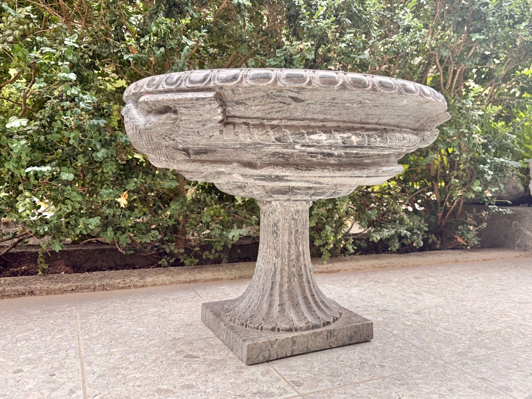 Pots de fleurs: 🟢   Grosse Marmorvase auf Sockel – D'occasion à Zürich par trashtussi 5
