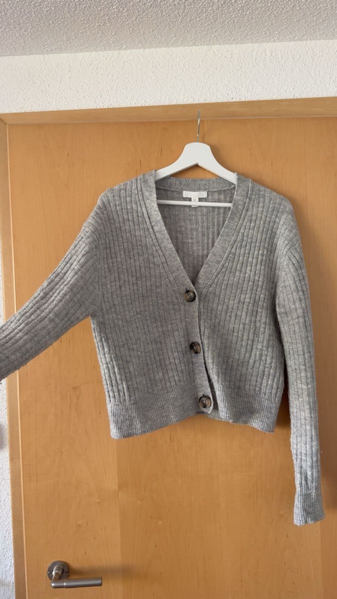 H&M Pullover & Sweatshirts: Strickjacke Damen – Gebraucht aus Wilen (Sarnen) von aninaschwab