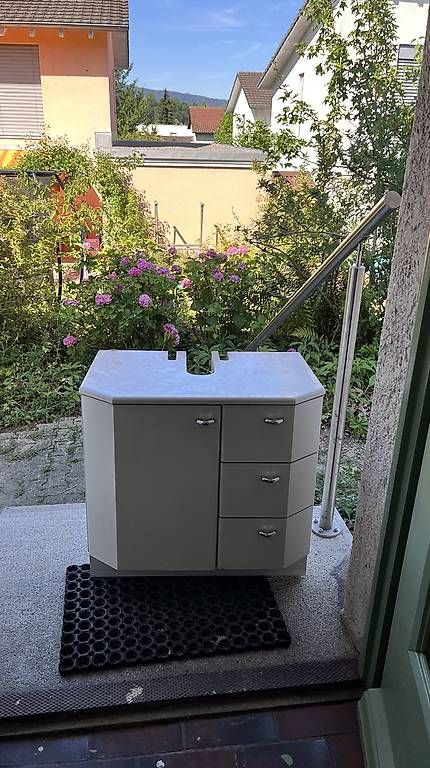 Installations & Meubles: Waschbecken, Unterschrank zu verschenken – D'occasion à Wettingen par Taht1