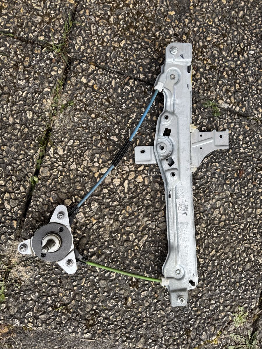 Tutti pezzi di ricambio auto: Lève-vitre Peugeot 208 – Usato da Givisiez venduto da gsx_htp5