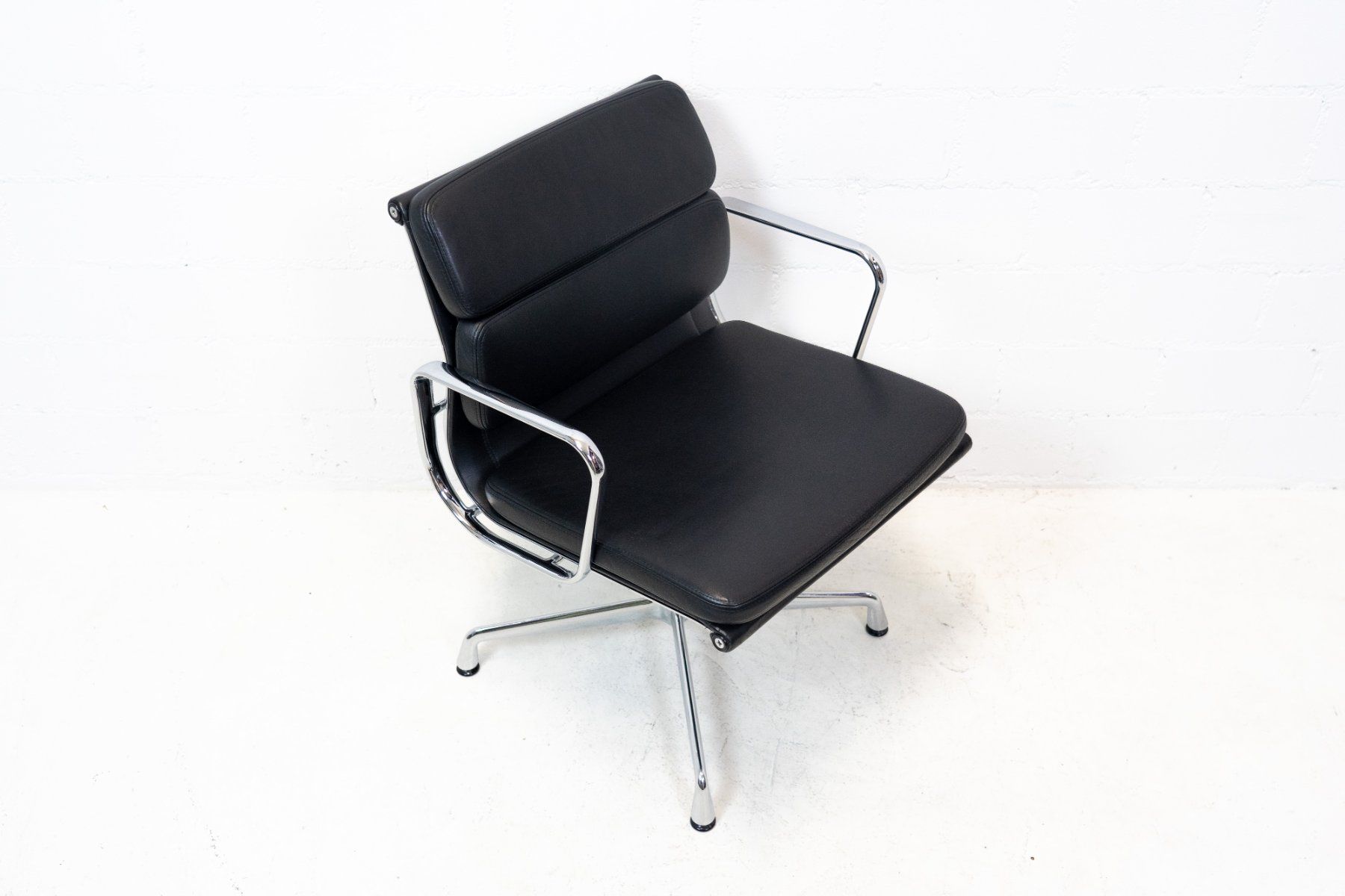 Vitra Sedie: Vitra Eames Aluminium Chair EA 208 Leder Nr. 3 – Usato da Schaffhausen venduto da Studio-Ara 1