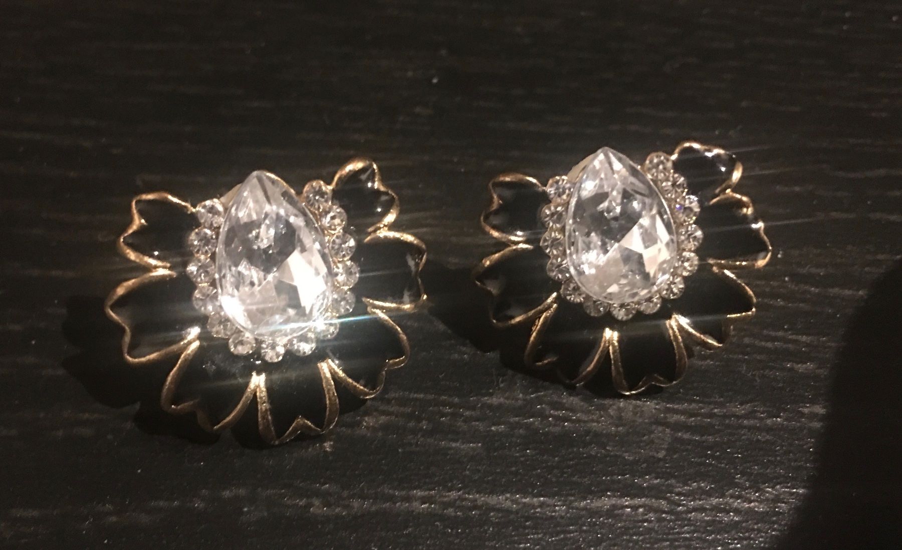 Ohrringe & -stecker: Elegante Blüten Ohrringe Ohrstecker – Neu und originalverpackt aus Basel von La_Campanella