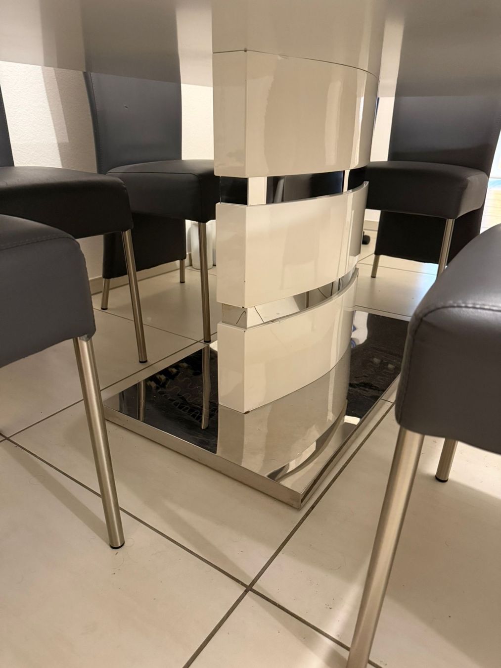 Tischset: Esstisch weiss mit 6 Stühlen – Gebraucht aus Zufikon von lar_59nt 1