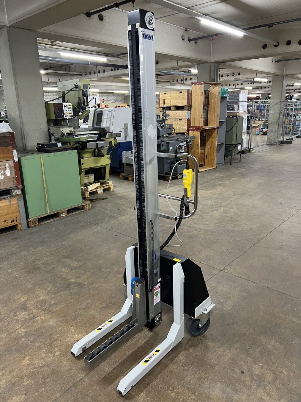 Altro per Ufficio & Commercio: Tawi Hebewagen – Usato da Zuchwil venduto da dragosmd-maschinen 1
