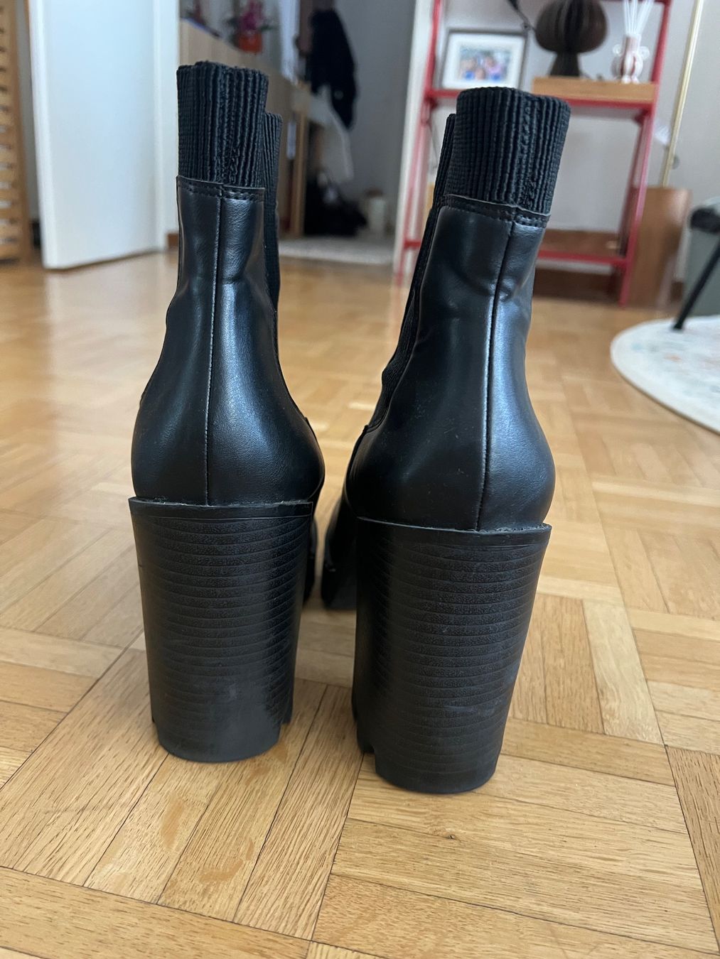 H&M Scarpe da donna: Bottines noires compensées – Usato da Vandoeuvres venduto da tif_nk52 3