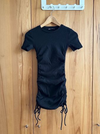 Schwarzer Kleid mit kurzer Ärmel