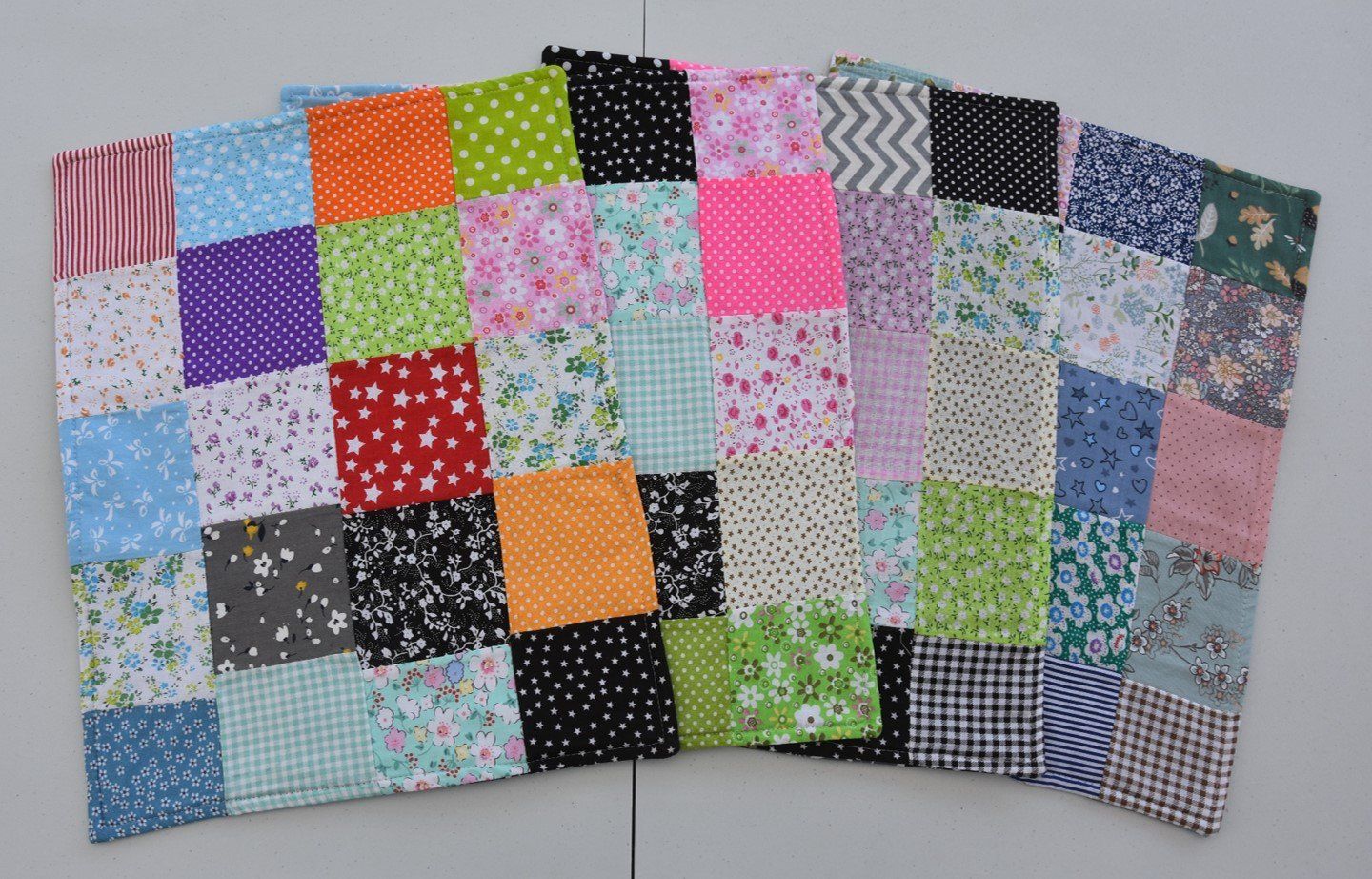 Tessuti: Patchwork-Tischset mit beidseitigen Motiven in div. Farben – Nuovo (secondo la descrizione) da St. Gallen venduto da Elmarotto