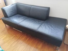 Schwarzes Ledersofa