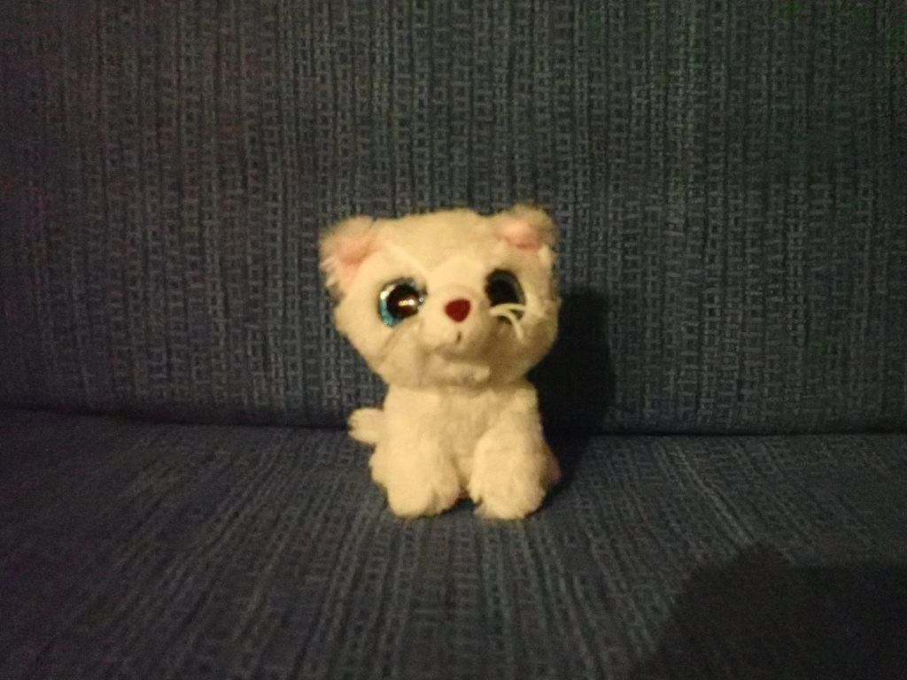 Figuren: Weisse Katze mit grossen Glitzeraugen – Gebraucht aus Galgenen von Marc98
