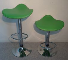 2 chice grüne Barhocker, höhenverstellbar, mit Drehfunktion