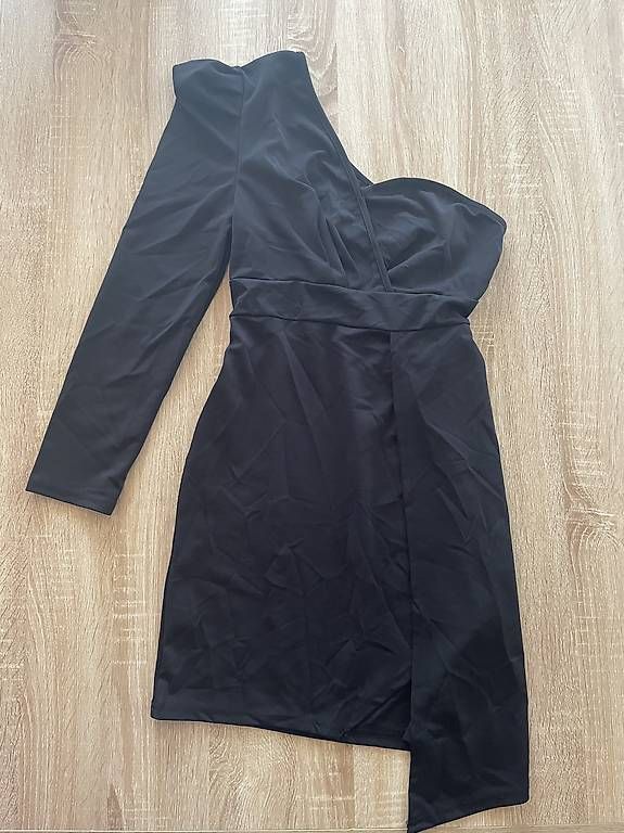Kleider: Schwarzes one sleeve Kleid – Gebraucht aus Basel von Make-up-lover