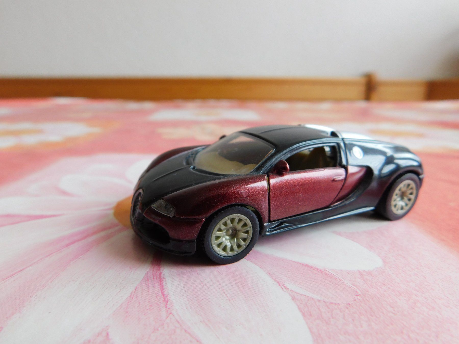 Siku Modellini d'auto: Siku Bugatti Veyron rot- schwarz – Nuovo (secondo la descrizione) da Strengelbach venduto da Wedi73 6