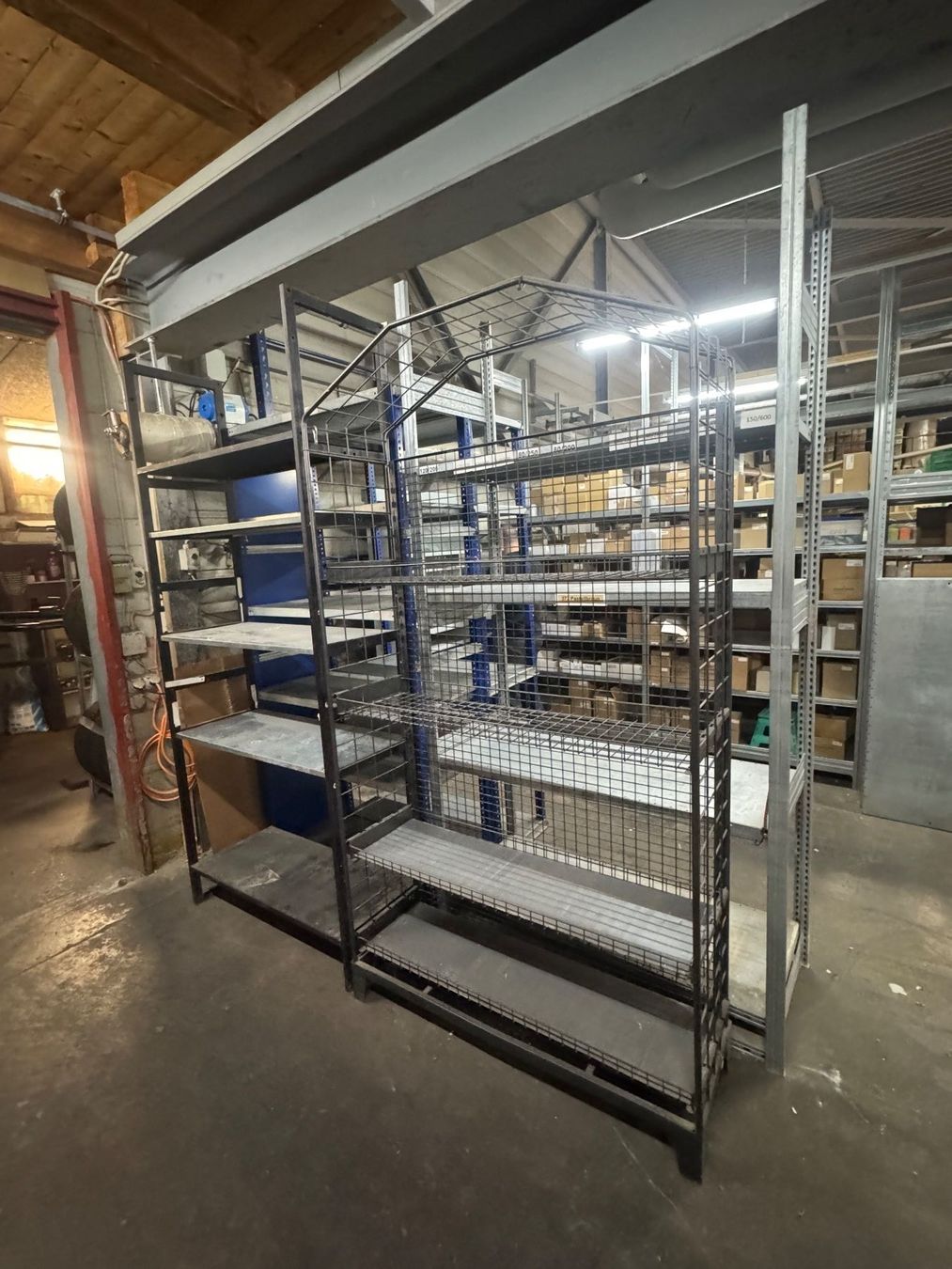 Kerzen: 072 Posten Div. Lagerregale aus Liquidation – Gebraucht aus Derendingen von Meisterstuecke 2