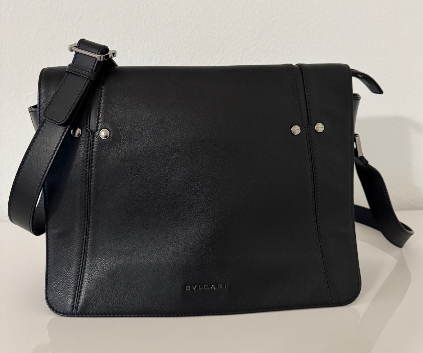 Bulgari Borse: Bulgari Leather Messenger Bag – Usato da Neuchâtel venduto da Neuch1