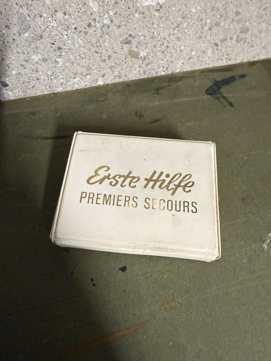 Kit di pronto soccorso: Vintage Flawa Erste Hilfe Notfall Set – Usato da Birmenstorf AG venduto da Pat_roll.