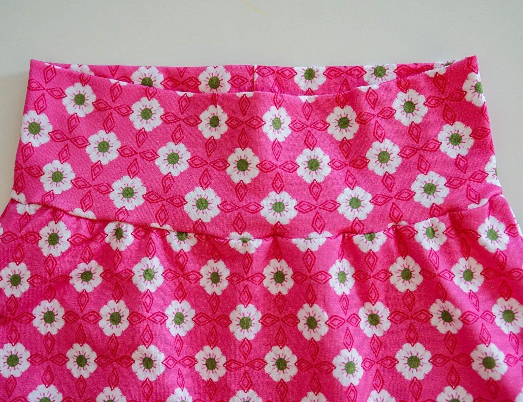 Pantaloni: Pink Kurze Hose mit Blumen 110/116 NEU – Nuovo e nell'imballaggio originale da Zürich venduto da sambaum 2
