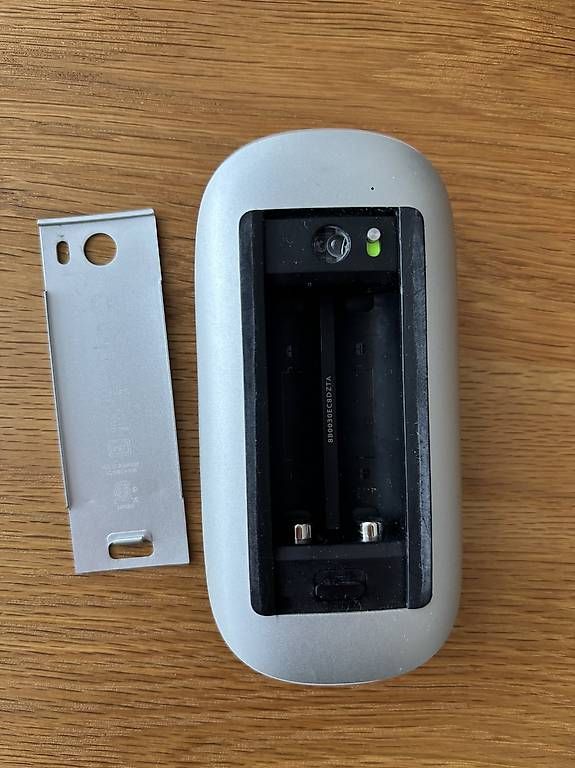 Apple Mouse: Apple Magic Mouse A1296 3Vdc Wireless Mouse – Usato da Colombier NE venduto da mim_k8mq 2
