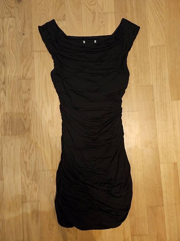 Kleider: Schwarzes figurbetontes Kleid – Gebraucht aus Kriens von kssb95 1