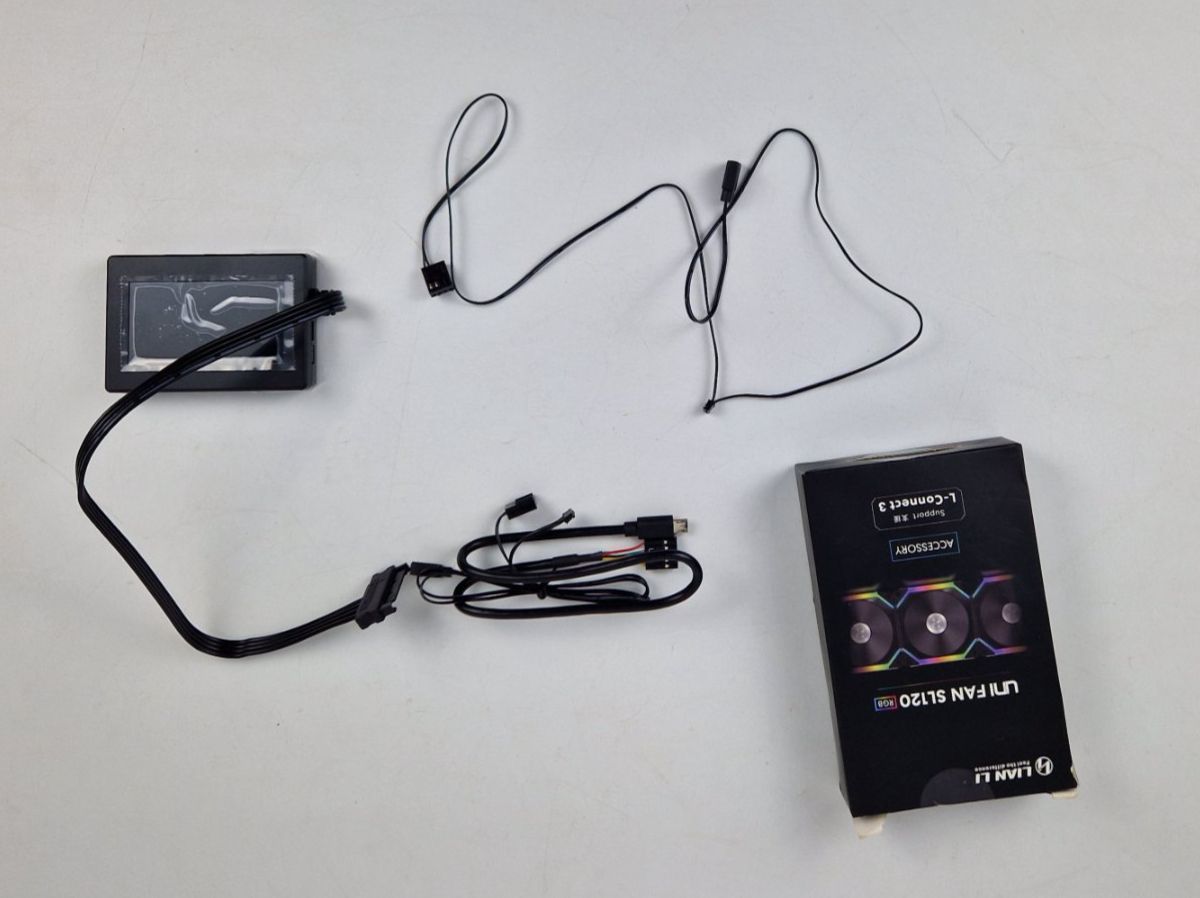 Hub & Switch: UNI HUB L-Connect 3 Controller – Usato da Muhen venduto da Restwert_Muhen