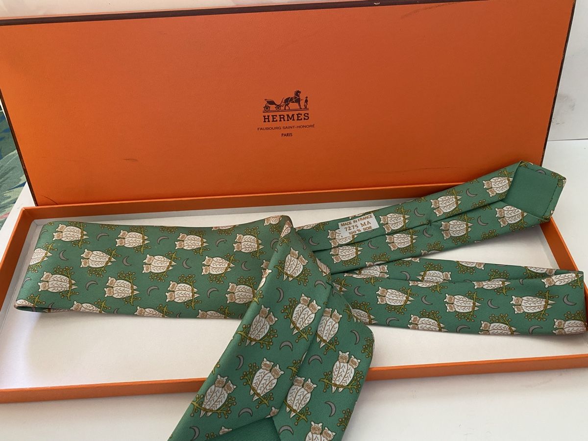 Hermès Cravatte: Cravate Hermès verte motifs hiboux – Nuovo e nell'imballaggio originale da Bouveret venduto da wes_7zll 1