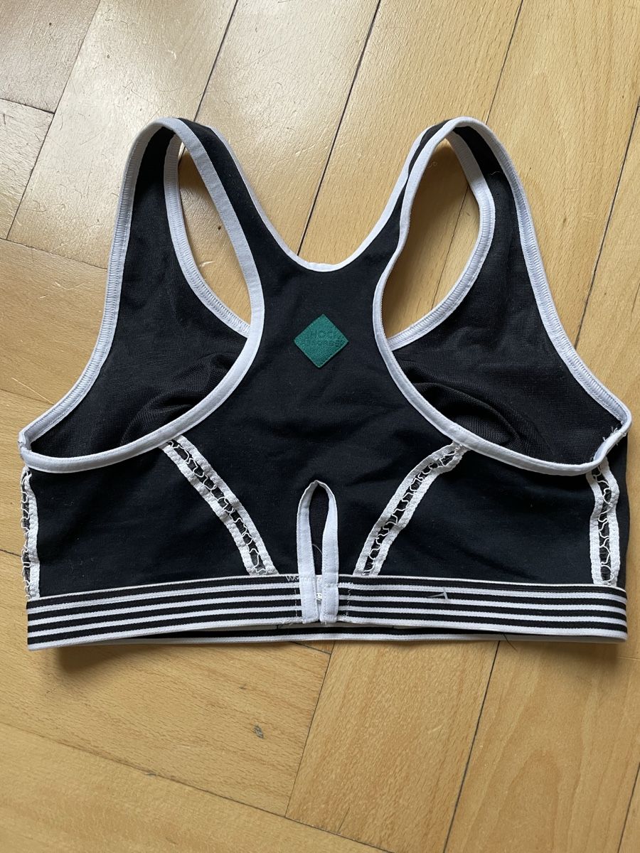 Top: Sport bra – Usato da Zürich venduto da sam_hcd6 1