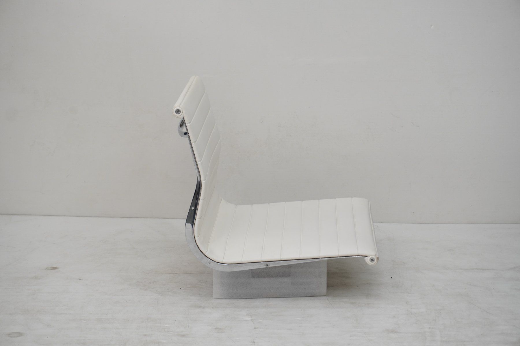 Vitra Chaises: Vitra EA117 Schale Kunstleder weiss – D'occasion à Bad Zurzach par QLASSIQ 2