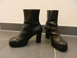 Plateau-Stiefel schwarz - NEU