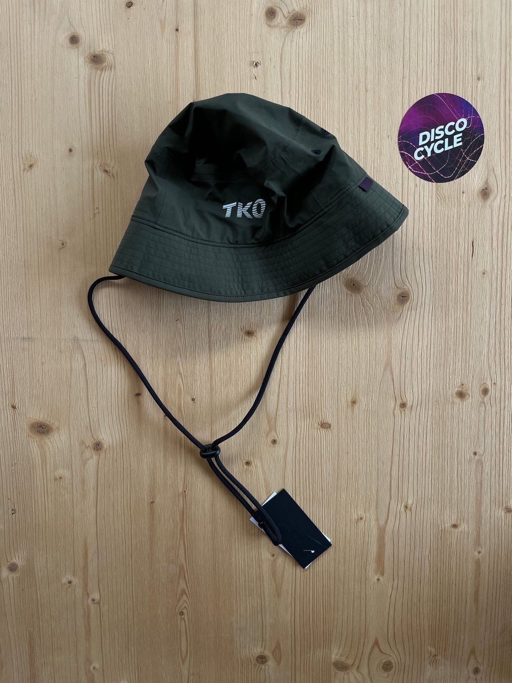 Pas Normal Studios Copricapi, berretti & cappellini: % Pas Normal Studios T.K.O. Off-Race Shield Bucket - Olive M – Nuovo e nell'imballaggio originale da Bern venduto da Disco_Cycle 1