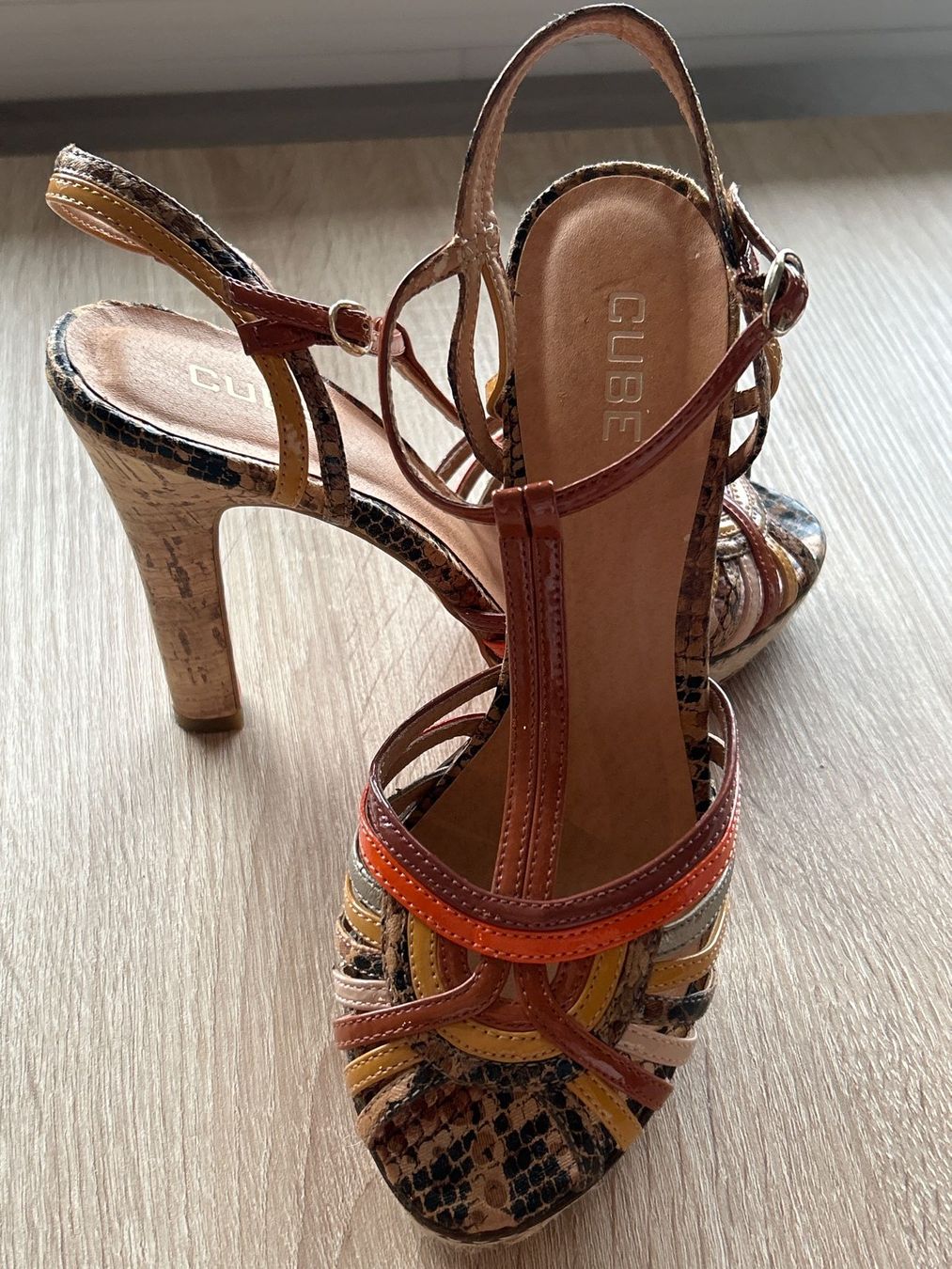Cube Chaussures femmes: Sandalen mit Absatz mehrfarbig von Cube Gr. 39 – D'occasion à Brunnen par Nala2929 2