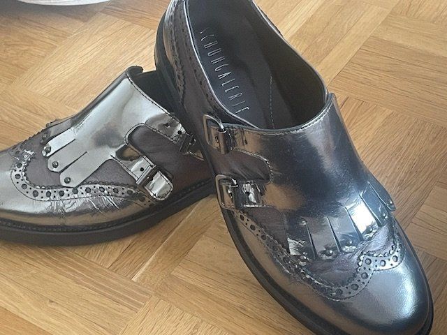 Scarpe da donna: Grauglänzender Leder-Schuh in Grösse 37,5 – Usato da Luzern venduto da Happyday3