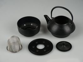 Gusseiserne Teekanne