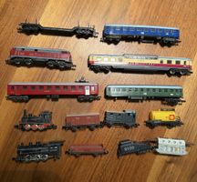 Modelleisenbahn Set mit Loks Wagen und Gleisen gebraucht