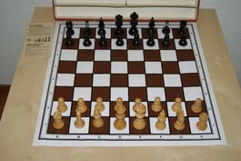 Schach - Figuren aus Holz, Schachfeld Kunststoff-Folie