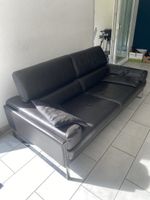 Canapé trois places en cuir brun foncé avec pieds en métal