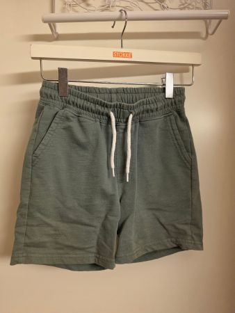 salbeifarbene Shorts für 7 J.