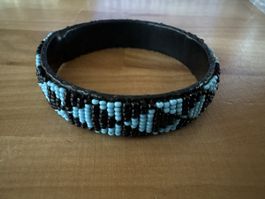 Armreif mit Perlen