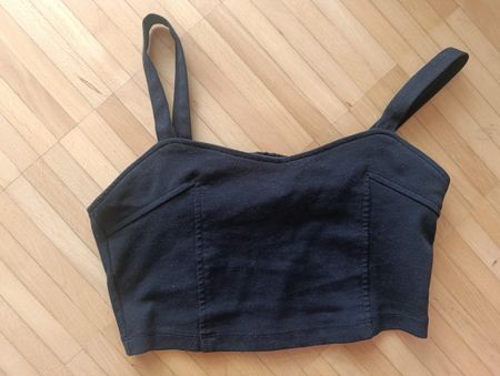 Schwarzes Crop Top mit Reissverschluss