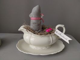 Alte Sauciere mit Betonmaus