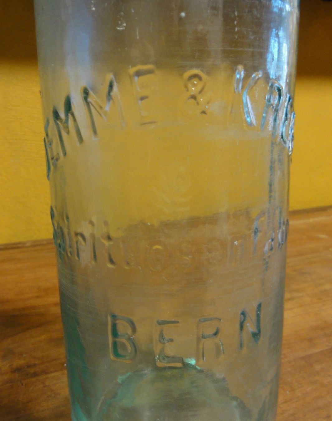 Bouteilles: Antike Glasflasche mit Reliefprägung – Défectueux à Wohlen AG par Flusslauf 2