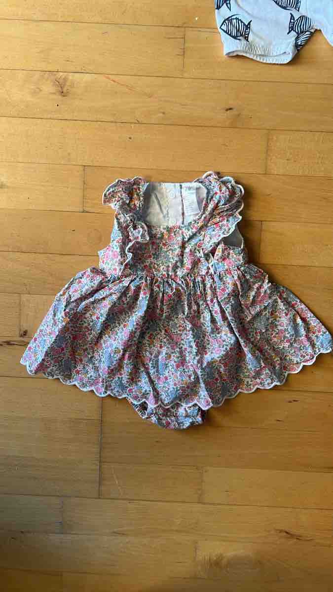 Vestiti & Gonne: Kinderkleid geblümt Grösse 56 neu – Nuovo (secondo la descrizione) da Zürich venduto da Jakomo007