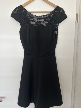 Schickes schwarzes Spitzenkleid