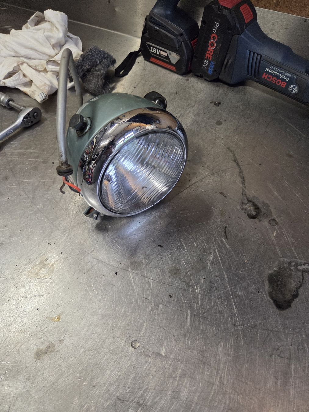 Pièces pour mobylette: Alter Mofa oder Motorrad Scheinwerfer Marke Hella – D'occasion à Eichberg par Schmid-Motos 5