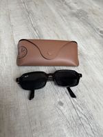 Ray-Ban authentiques, modèle carré noir, parfait pour l'été!