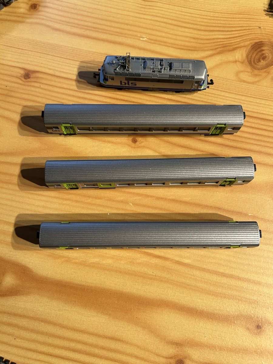Trix Modelleisenbahnen: Bls Lok Re 420 501-9 mit Wagen  – Gebraucht aus Elgg von fra_hq5n 1