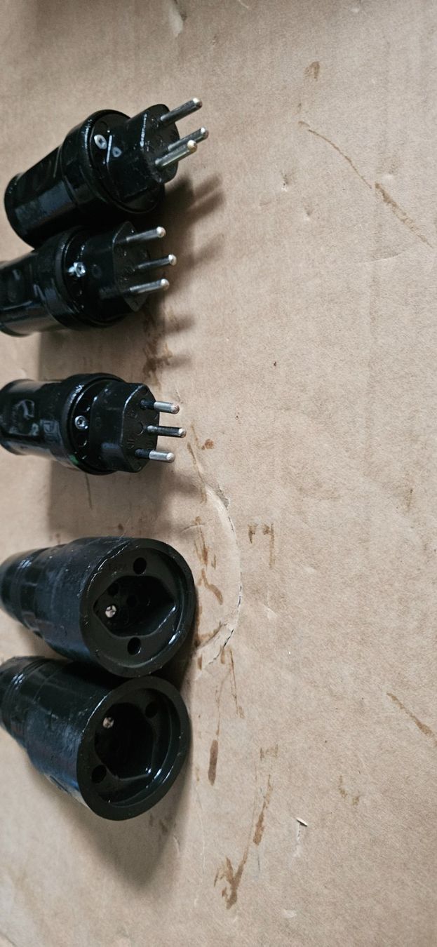 Schneider Spine: Stecker und kupplung 3pol 230V – Usato da Baar venduto da Vel...Baar45 4